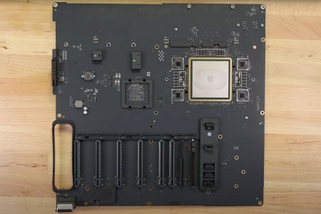 The 2023 Mac Pro logic board including giant M2 Ultra chip
