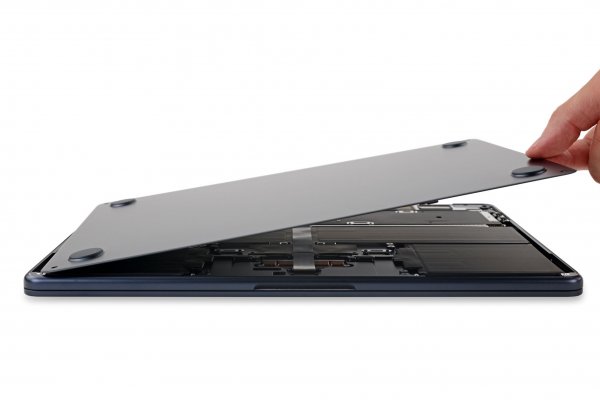 Revealing the internals of the new MacBook Air (M2)